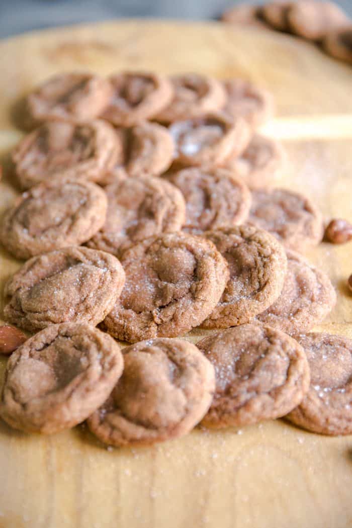 Nutella cookies lined upe