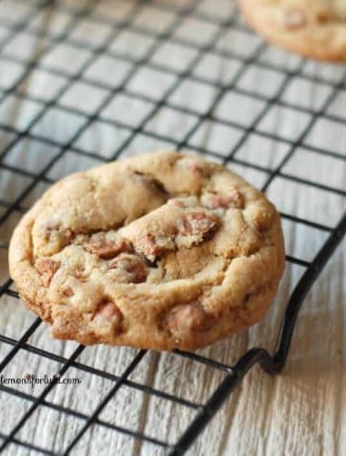 Soft brown sugar cookies with lots of cinnamon! www.lemonsforlulu.com