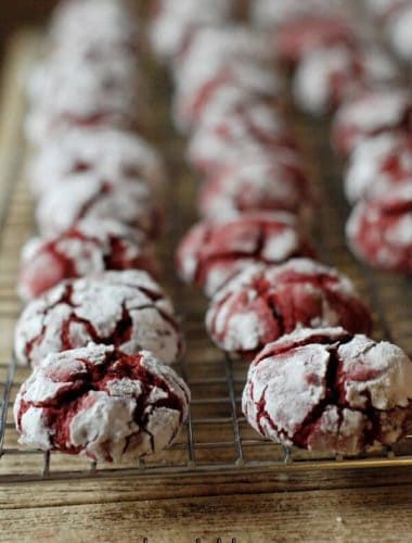 Sweet little red velvet crinkle cookies filled with mini chocolate chips! Just in time for the holidays and your Christmas cookie platter! | www.lemonsforlulu.com