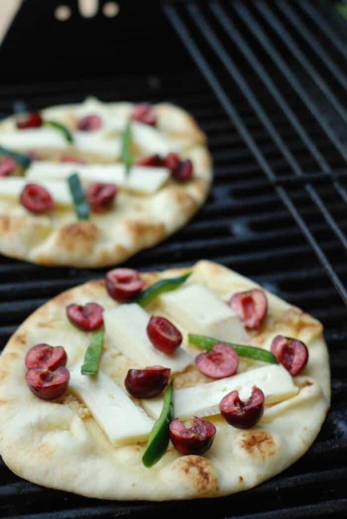 Naan pizza perfect for the grill! www.lemonsforlulu.com