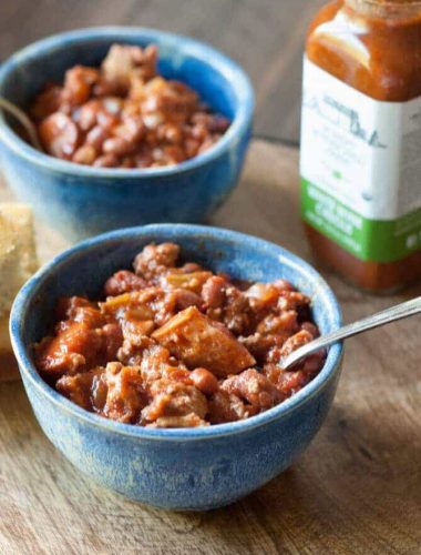 This chili recipe is a kicked Creole dish with andouille sausage and ground turkey! Great game day grub! www.lemonsforlulu.com