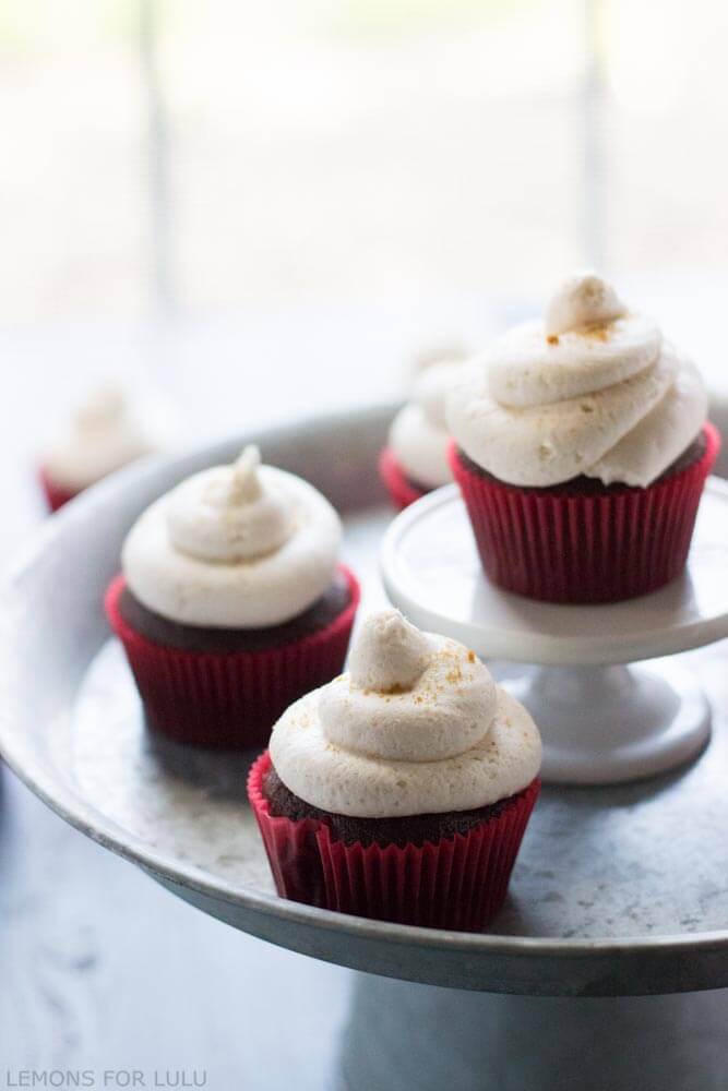 Gingerbread Latte in a cupcake! Chocolate coffee flavored cupcakes topped with a rich and creamy gingerbread latte buttercream! www.lemonsforlulu.com