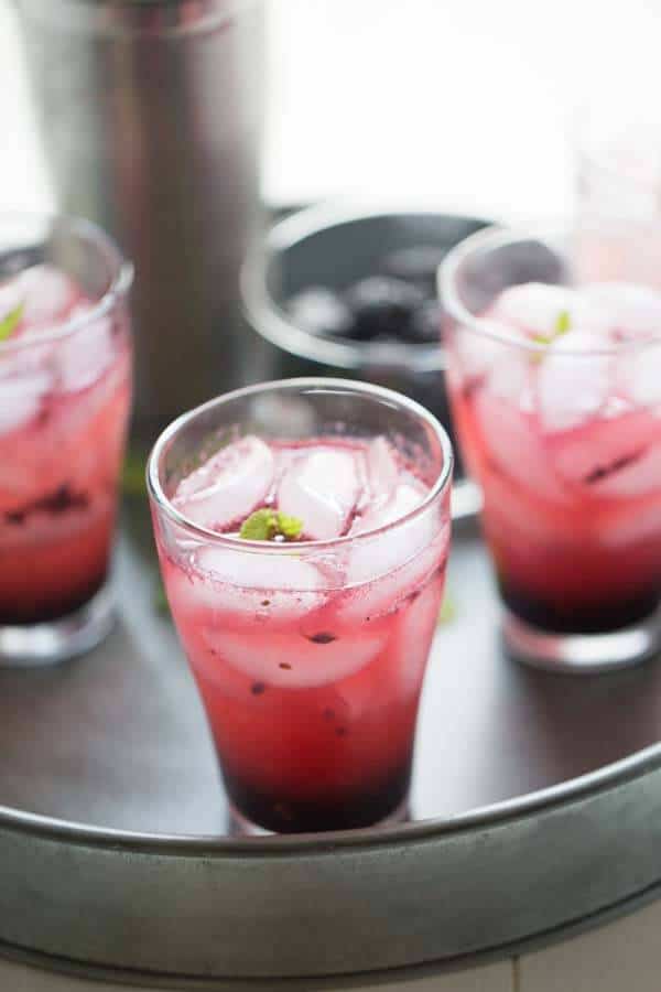 Blackberry Mojitos with the fresh taste of mint, blackberries and lemon! Simple and refreshing! lemonsforlulu.com