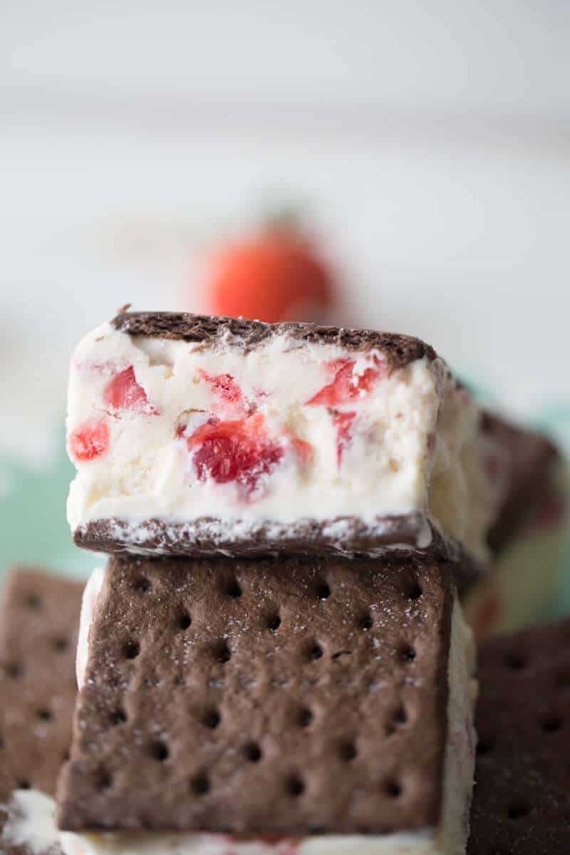 Chocolate graham crackers are the ends to these simple, fun strawberries and cream ice cream sandwiches! lemonsforlulu.com