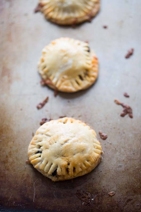 Mini taco hand pies recipe that is perfect for lunch, dinner and everything in between! lemonsforlulu.com