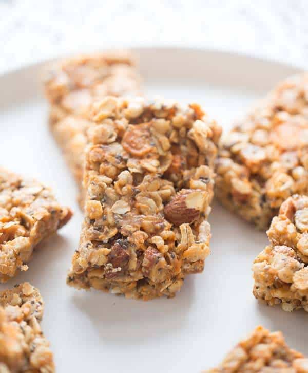 Salted caramel almonds, peanut butter and oats are the basis for these fantastic homemade granola bars! lemonsforlulu.com