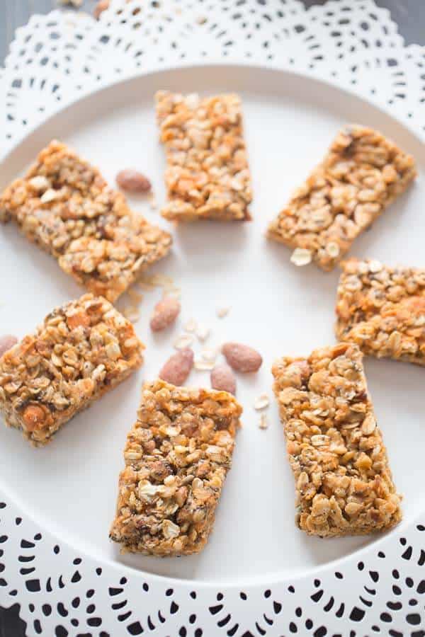 This granola bar recipe features salted caramel almonds, and all things good! This is one satisfying treat! lemonsforlulu.com