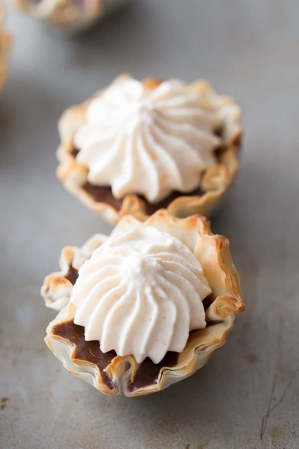 Mini Nutella no bake pies are perfect little bites! They are little but rich especially with the luscious pumpkin whipped cream! lemonsforlulu.com