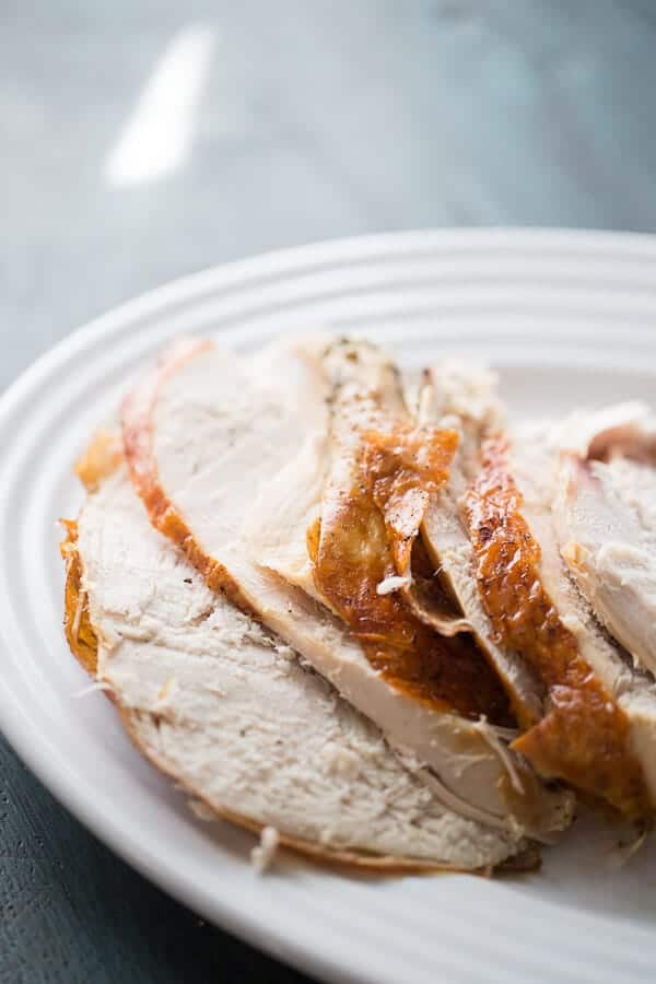 Easy roast turkey recipe with tender, juicy turkey meat. lemonsforlulu.com