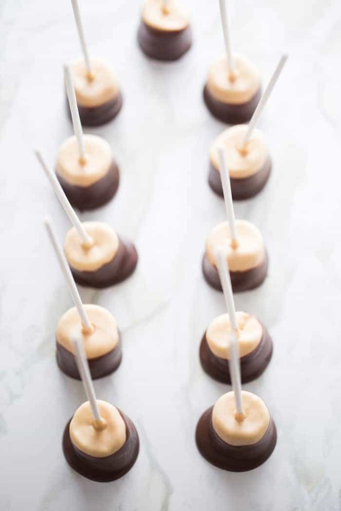 This fun and simple marshmallow pop recipe will remind of you a buckeye candy! This recipe is so quick and easy; it's perfect for those times you need something quick! lemonsforlulu.com