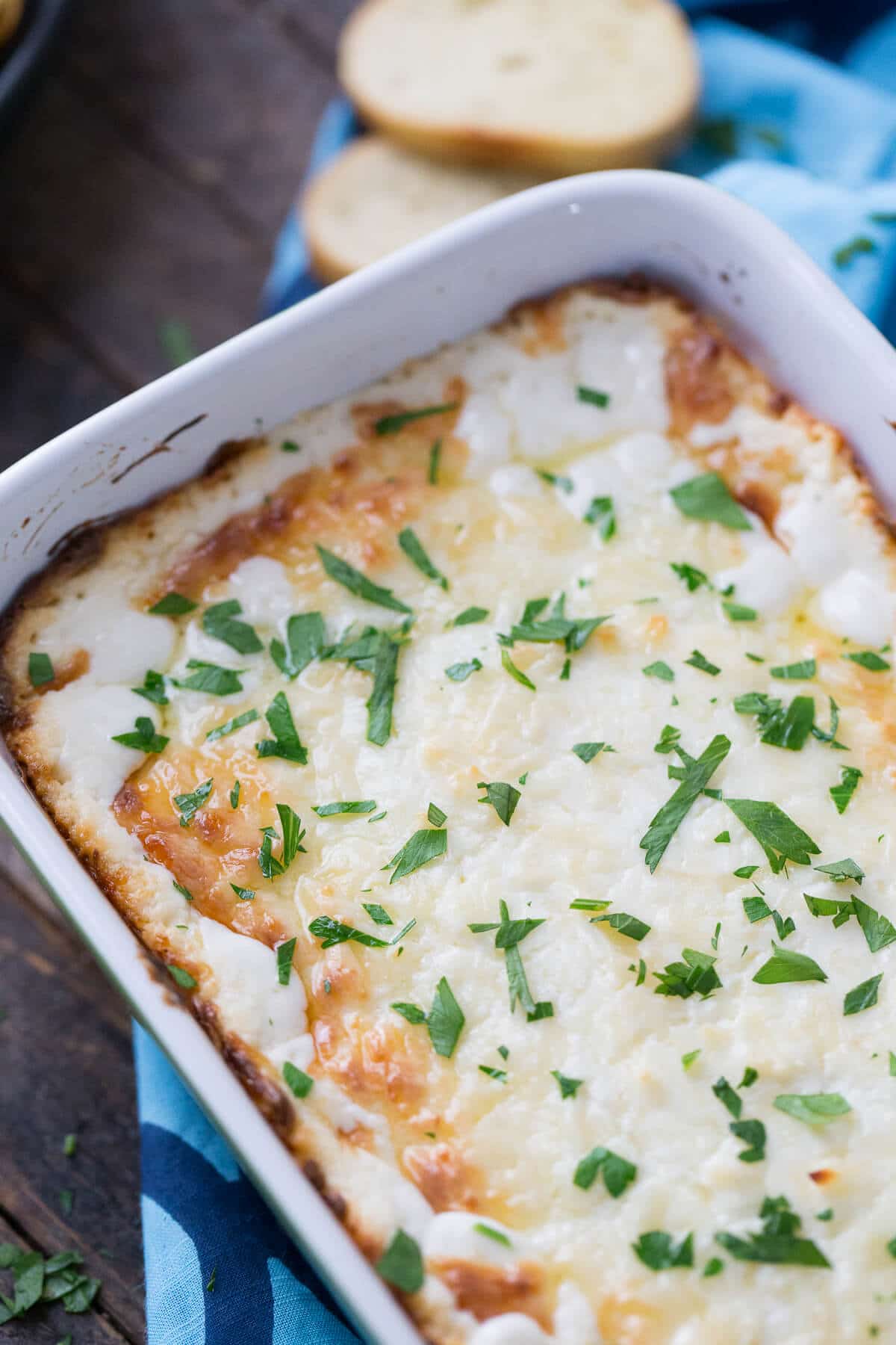 Raise your hand if garlic bread is your thing! This cheesy garlic bread dip is going to rock your world!