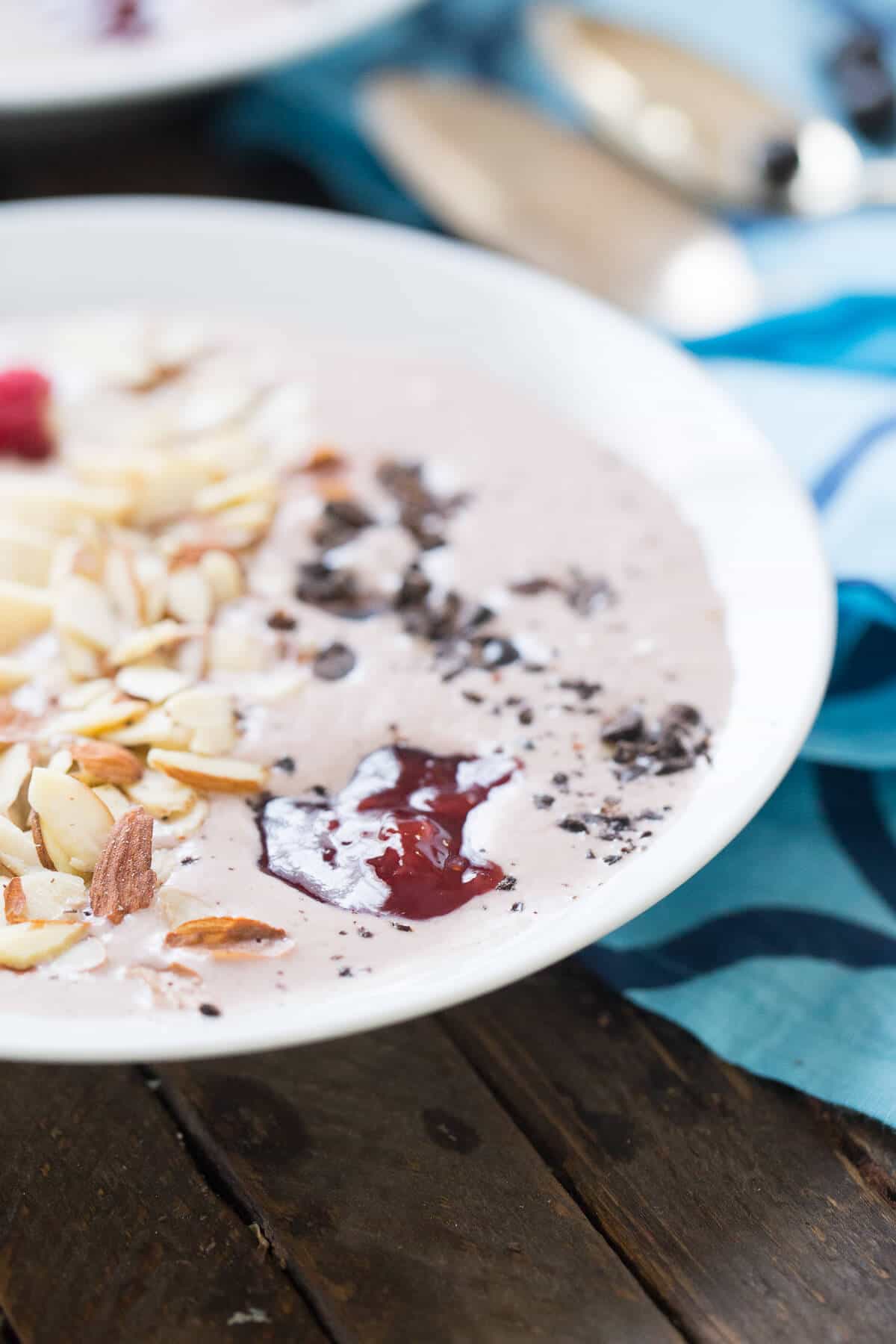 You need this smoothie bowl in your life! It is full of fresh flavors and a hint of mocha. It is such an easy recipe for breakfast!