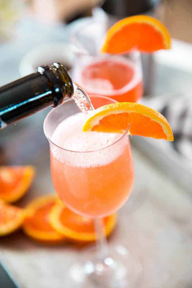 Fuzzy navel cocktail prosecco pour