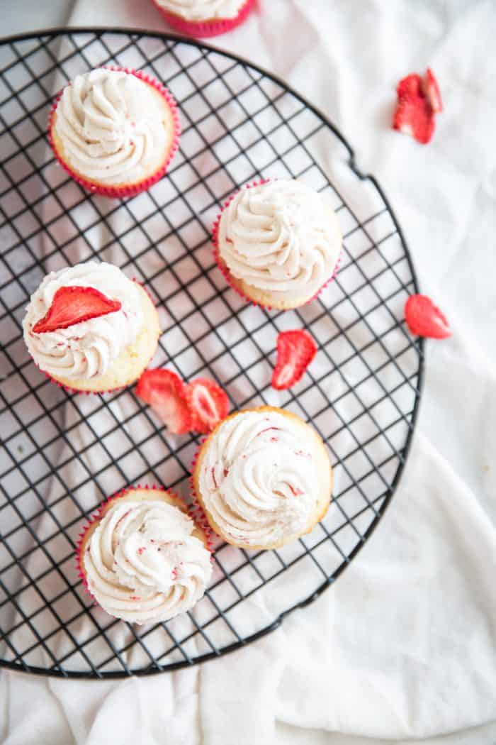 strawberry cupakes frosted
