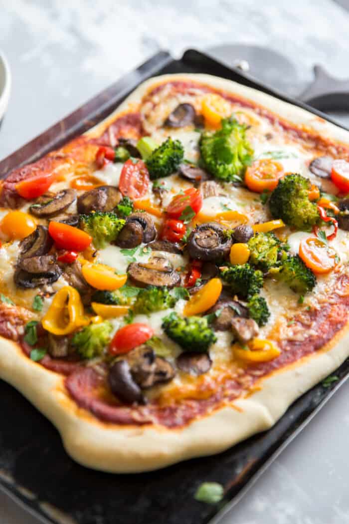 veggie pizza with broccoli