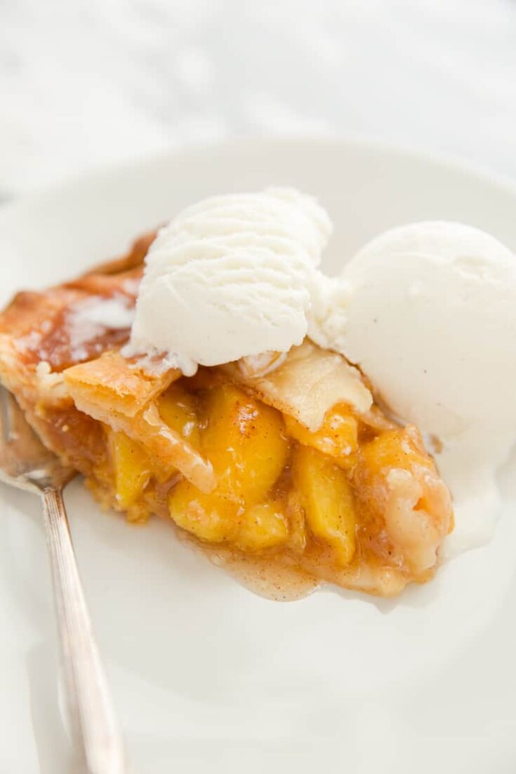peach pie with ice cream