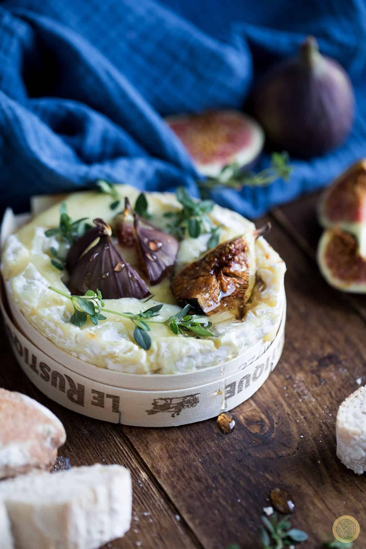 Place the figs next to the camembert and bake in the oven for 15 minutes.