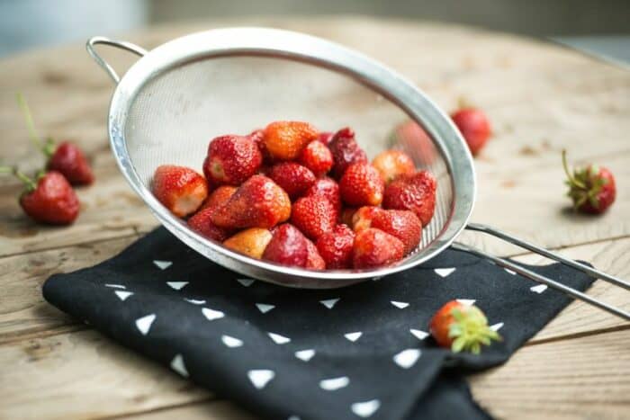 The easiest way to freeze strawberries 