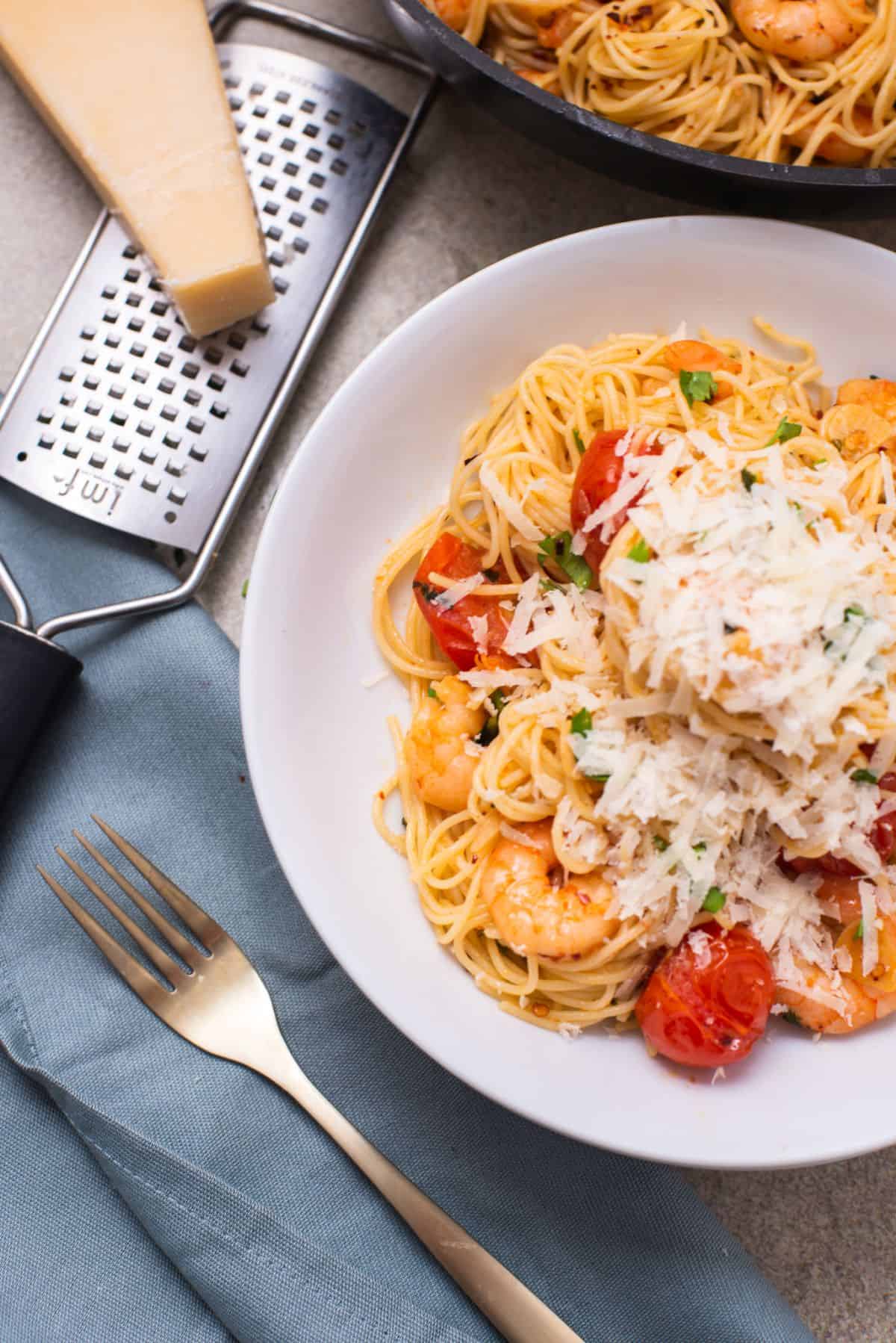 Angel hair pasta with prawns and cherry tomatoes 3