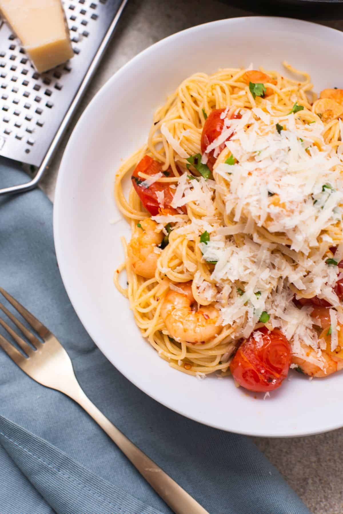Angel hair pasta with prawns and cherry tomatoes 4