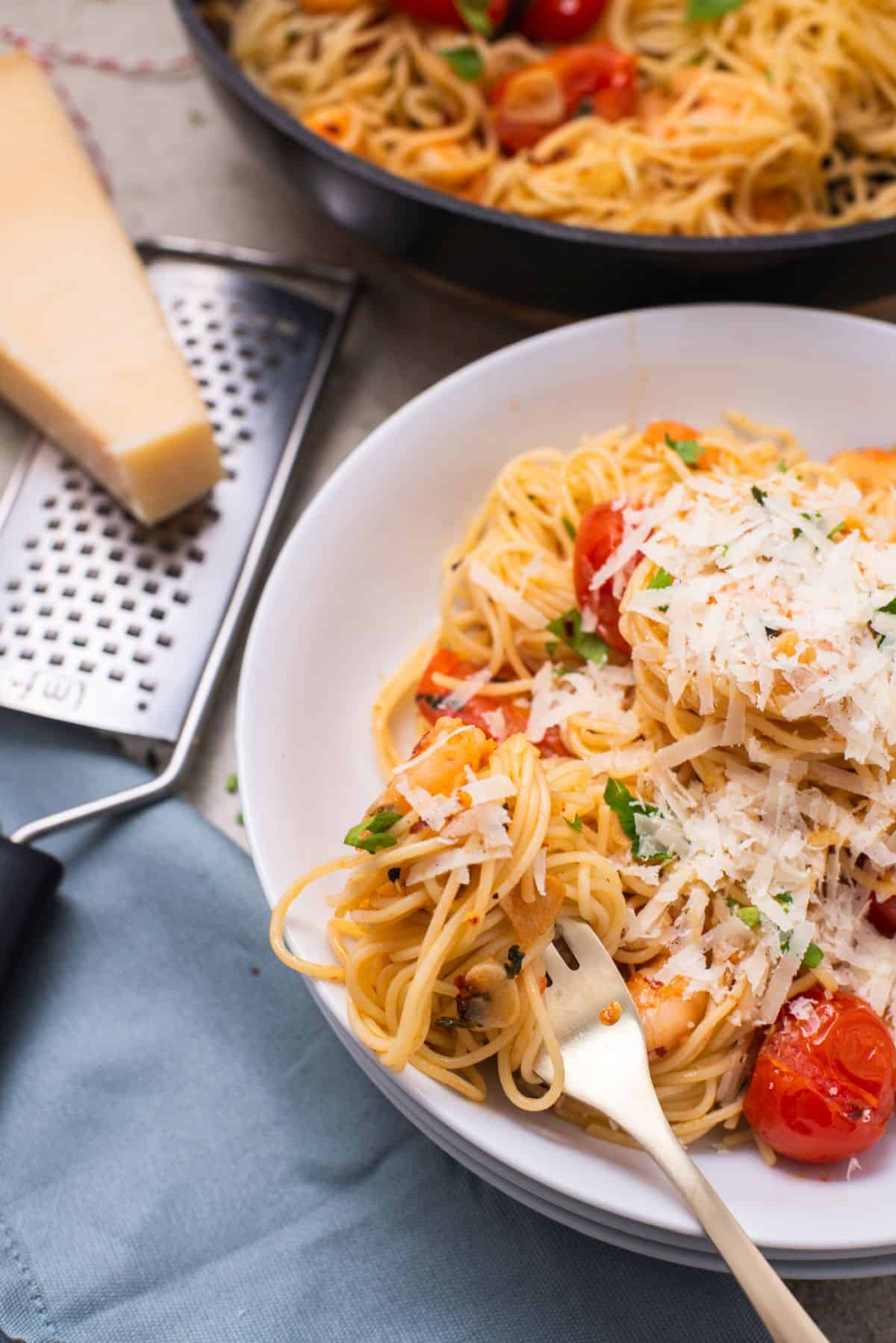 Angel hair pasta with prawns and cherry tomatoes 5
