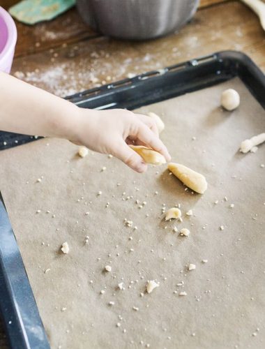 Cleaning Brown Baking Sheets With Baking Soda Why the Pan’s Finish Changes the Method
